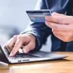 découvrez comment une banque en ligne protège ses clients en déjouant l'arnaque aux faux conseillers grâce à des mesures de sécurité innovantes.