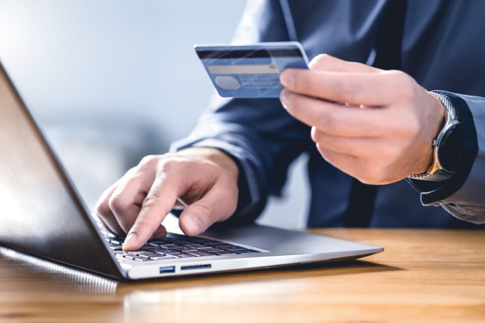 découvrez comment une banque en ligne protège ses clients en déjouant l'arnaque aux faux conseillers grâce à des mesures de sécurité innovantes.