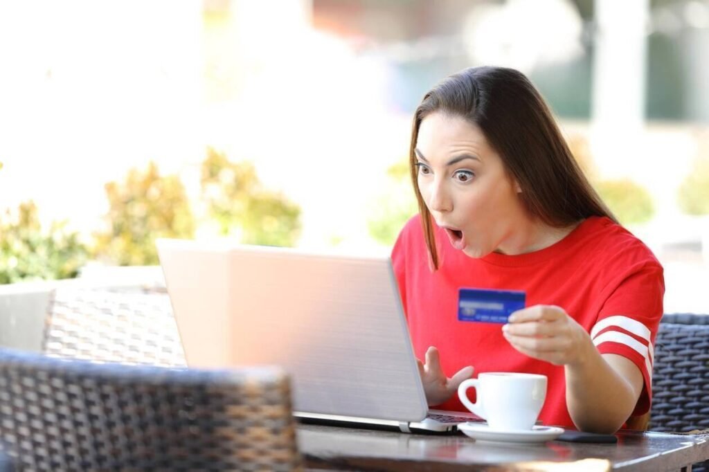 découvrez des astuces simples pour éviter les frais bancaires à l'étranger et profiter de vos voyages sans coûts supplémentaires.