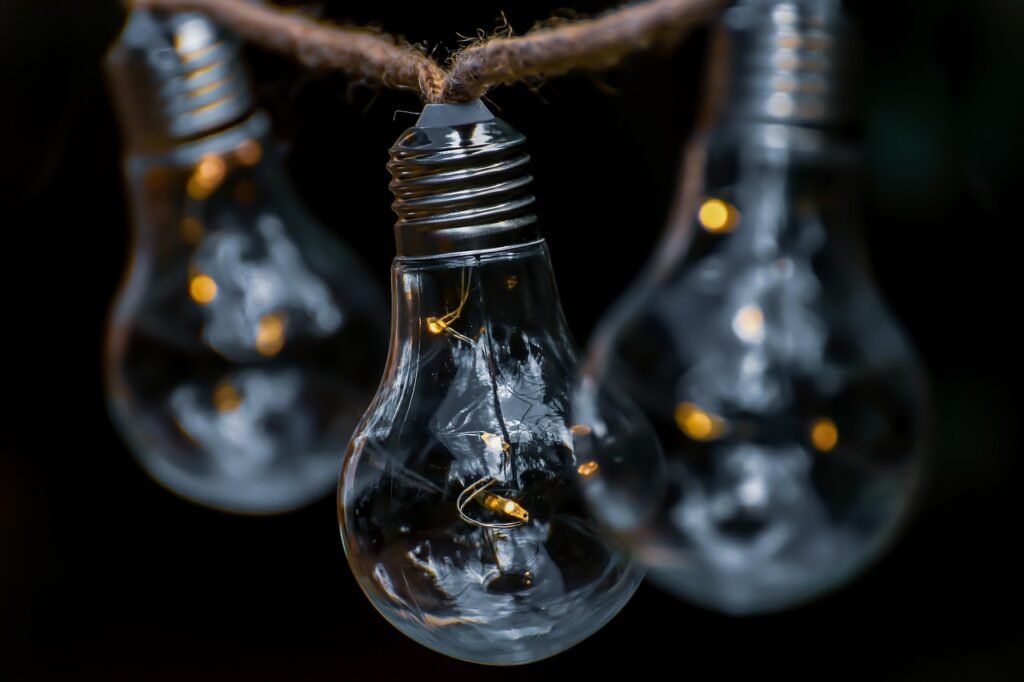 découvrez des astuces pratiques pour réduire vos dépenses d'électricité et économiser sur vos factures d'énergie tout en préservant l'environnement.